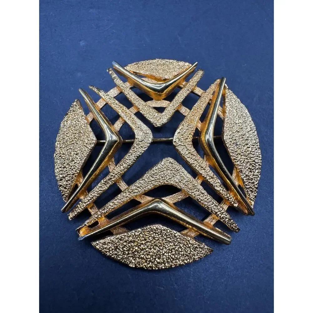 Vintage Roget TM Signed Mid Century Modernist Gold Tone Round Brooch Pin 2.13